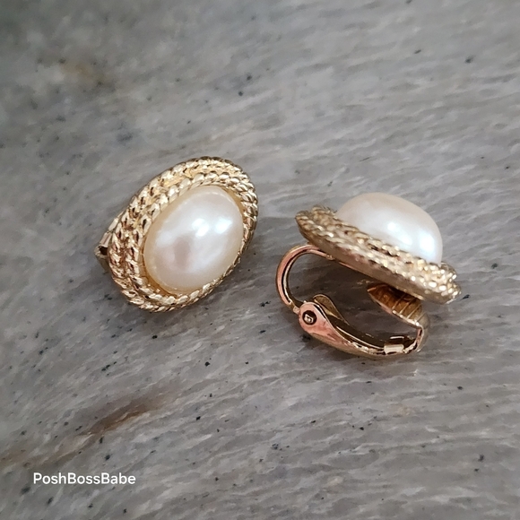 Richelieu Signed Hallmarked Vintage Ornate Gold Tone Faux Pearl Stud Earrings - Picture 1 of 7